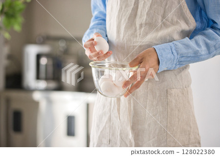 準備雞蛋菜餚的年輕人的手 128022380