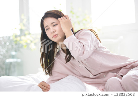 穿著睡衣放鬆的年輕女子 128022508