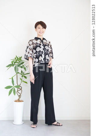 Women's summer clothing fashion coordination (vertical) 128022513