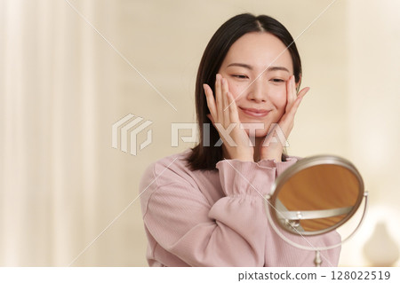 晚上做皮膚護理的女人 晚上做皮膚護理的女人 128022519