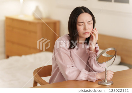 Women suffering from skin trouble 128022521