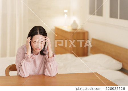 晚上頭痛的女人 128022526