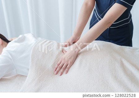 美容師正在為顧客做護理 128022528