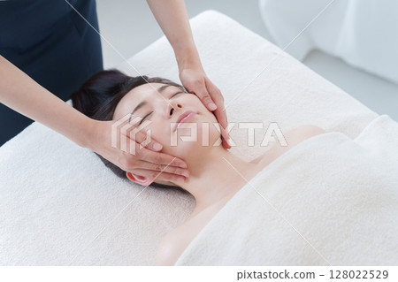 一位女士去美容院 128022529