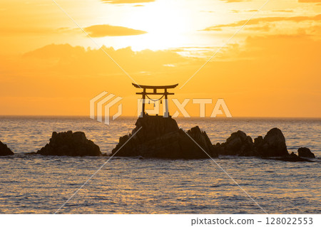 海上鳥居和日出（大分縣杵築市那田海岸） 128022553