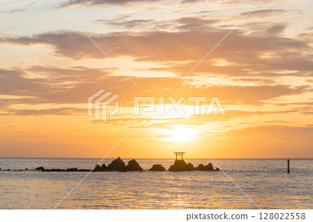 海上鳥居和日出(大分縣杵築市那田海岸) 海上鳥居和日出(大分縣杵築市那田海岸) 128022558