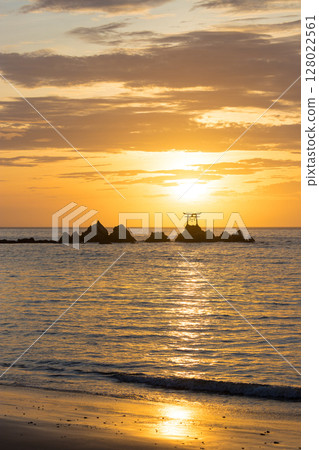 海上鳥居和日出（大分縣杵築市那田海岸） 128022561