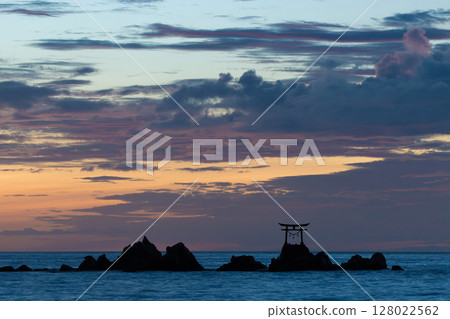 Offshore torii gate and sunrise (Nata Coast, Kitsuki City, Oita Prefecture) Offshore torii gate and sunrise (Nata Coast, Kitsuki City, Oita Prefecture) 128022562