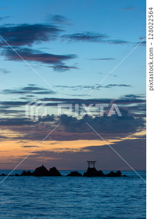 海上鳥居和日出（大分縣杵築市那田海岸） 128022564