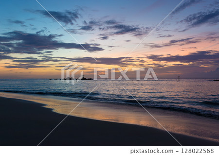 Offshore torii gate and sunrise (Nata Coast, Kitsuki City, Oita Prefecture) 128022568