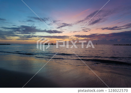 Offshore torii gate and sunrise (Nata Coast, Kitsuki City, Oita Prefecture) 128022570