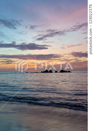Offshore torii gate and sunrise (Nata Coast, Kitsuki City, Oita Prefecture) 128022576