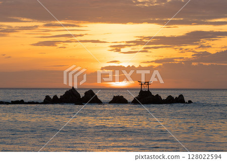 海上鳥居和日出（大分縣杵築市那田海岸） 128022594