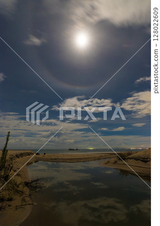 The sea before dawn and the moon halo (Nada Beach, Kitsuki City, Oita Prefecture) 128022609