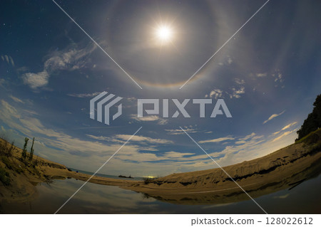 The sea before dawn and the moon halo (Nada Beach, Kitsuki City, Oita Prefecture) 128022612