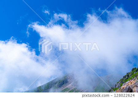 [夏季登山]夏季的乘鞍山登山風景[長野縣] 128022624