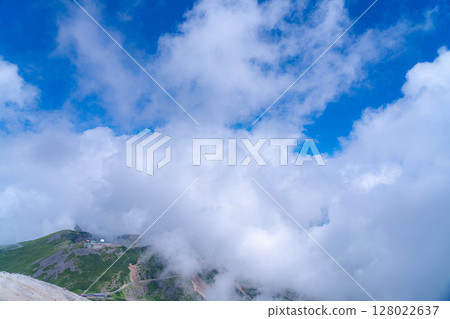 [Summer mountain climbing] Climbing Mt. Norikura in summer [Nagano Prefecture] 128022637