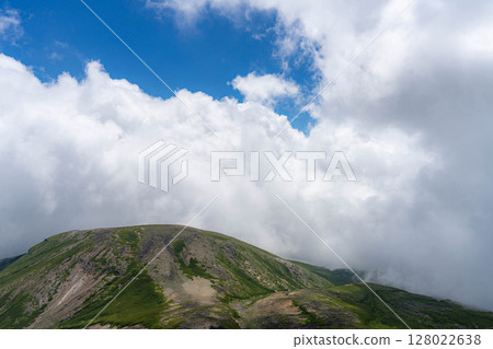 [Summer mountain climbing] Climbing Mt. Norikura in summer [Nagano Prefecture] 128022638