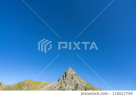 [Mountain material] Mt. Yari and the Higashikama Ridge in early autumn [Nagano Prefecture] 128022784
