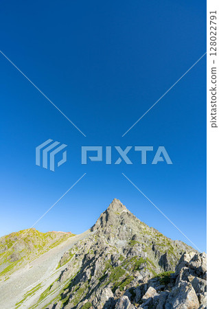 [Mountain material] Mt. Yari and the Higashikama Ridge in early autumn [Nagano Prefecture] 128022791