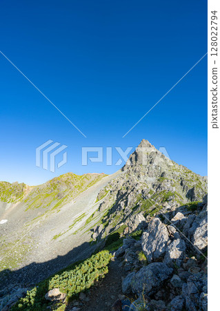 [Mountain material] Mt. Yari and the Higashikama Ridge in early autumn [Nagano Prefecture] 128022794