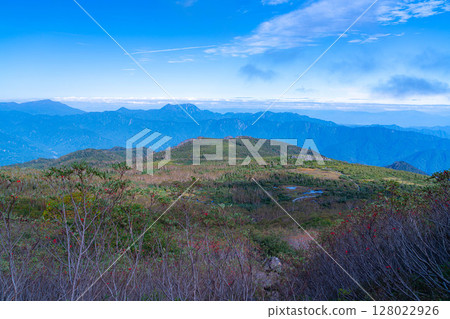 【山素材】初秋的天狗原和雲海【長野縣】 128022926