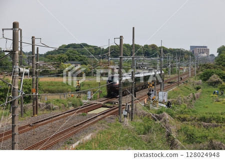 Scenery of Nagomi, a luxury train running through Higashihasu Scenery of Nagomi, a luxury train running through Higashihasu 128024948