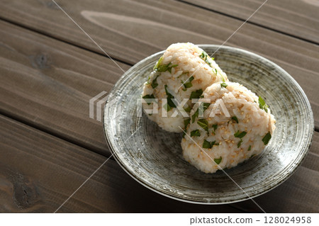 鱈魚子紫蘇芝麻飯糰 鱈魚子紫蘇芝麻飯糰 128024958