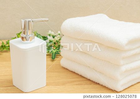 美容與健康形象 | 泵瓶與毛巾 128025078