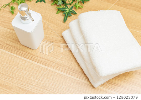 Beauty and health image | Pump bottle and towel 128025079