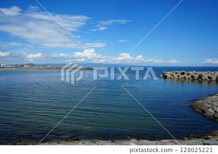 The blue sea and sky at Ebie Beach in Imizu, Toyama Prefecture 128025221
