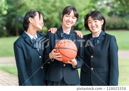 拿著籃球的微笑的女國中生和女高中生(籃球部) 拿著籃球的微笑的女國中生和女高中生(籃球部) 128025358