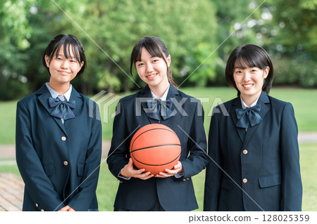 拿著籃球的微笑的女國中生和女高中生（籃球部） 128025359