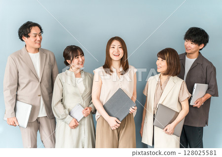 Male and female businessmen in company offices, office casual (venture companies, IT companies, teamwork) 128025581