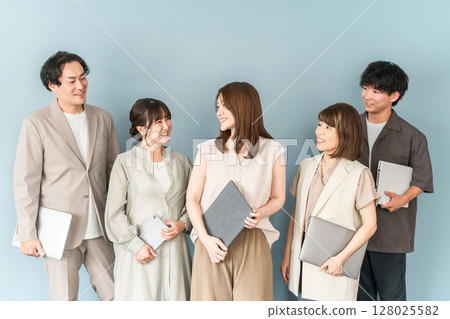 公司辦公室/辦公室休閒男女商人(創投公司/IT公司/團隊合作) 公司辦公室/辦公室休閒男女商人(創投公司/IT公司/團隊合作) 128025582