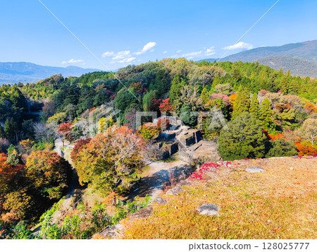 苗木城跡(秋天):從天守閣眺望三之丸和大櫓 苗木城跡(秋天):從天守閣眺望三之丸和大櫓 128025777