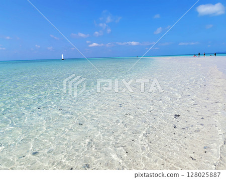 Kondoihama, the "phantom beach" of Taketomi Island (Taketomi Town, Okinawa Prefecture) Kondoihama, the "phantom beach" of Taketomi Island (Taketomi Town, Okinawa Prefecture) 128025887