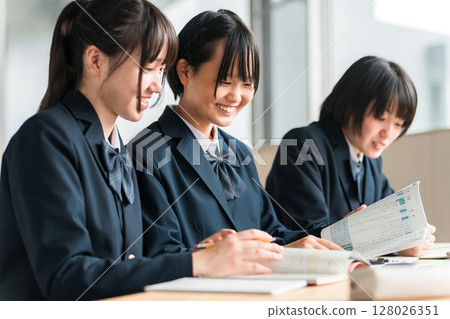 Elementary school students, junior high school students, high school students, and high school girls (friends) taking classes together in a school classroom 128026351