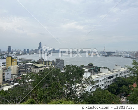這是從打狗英國領事館看到的台灣高雄市的大海和港口的景色。 128027153