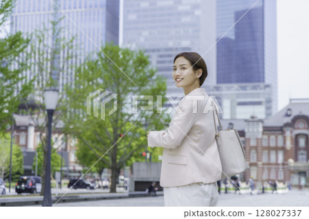 站在東京車站前的年輕女商人 128027337