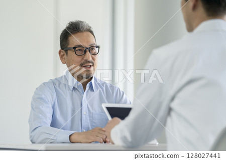 一位老人正在接受醫生的檢查 128027441