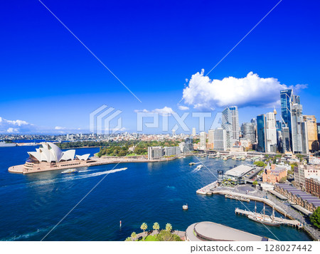從海港大橋上眺望雪梨歌劇院和環形碼頭 128027442