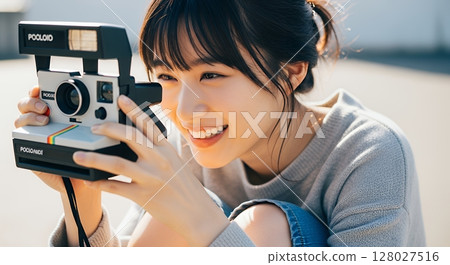 拿著照相機的一個少婦 128027516