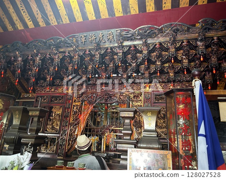 這是台灣台南仁川將軍神社內的祭壇，供奉日本飛行員杉浦重峰。 128027528