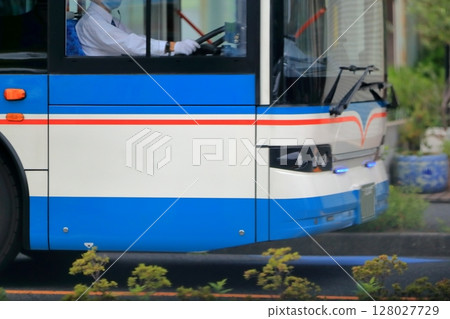 scheduled bus  128027729