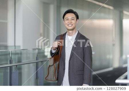 一名 40 多歲的男子對著鏡頭微笑 128027909