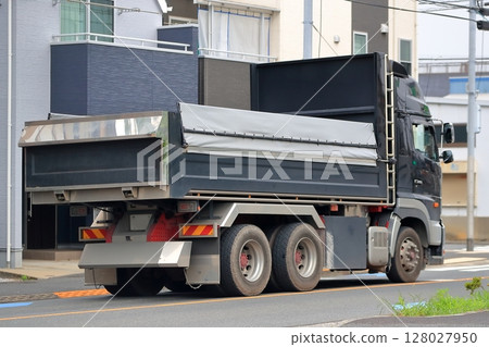Dump truck 128027950