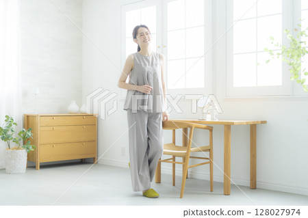 Woman standing in room 128027974