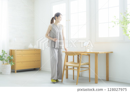 站在房間裡的女人 128027975