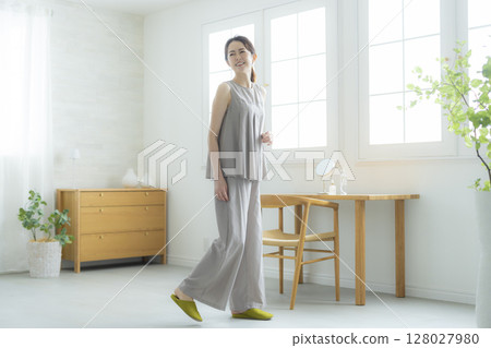 站在房間裡的女人 站在房間裡的女人 128027980